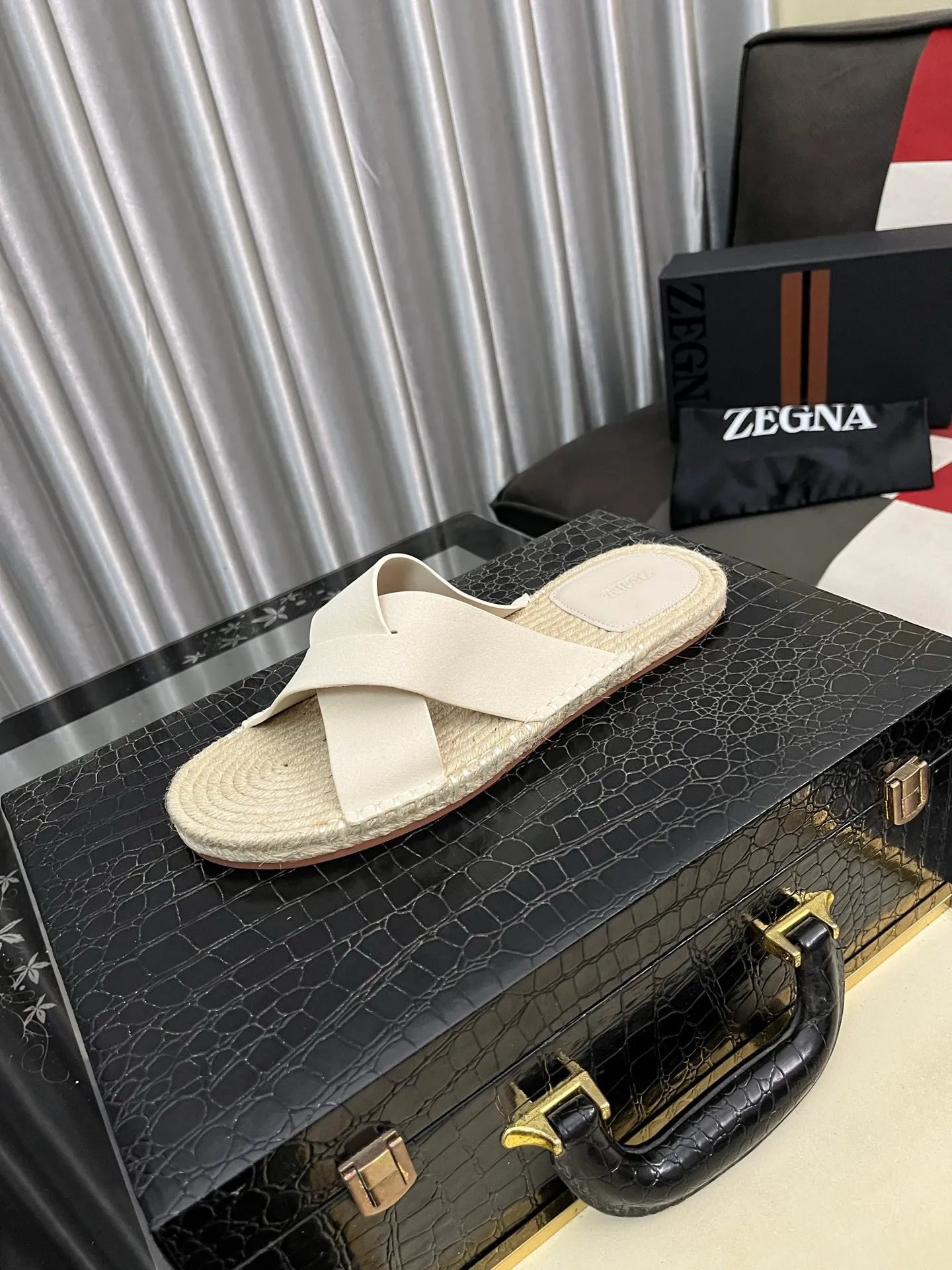 Men's shoes 💰320⌚️⌚️《HERMES》Hermès 💁♂️Men's casual slippers, compare the quality at the counter🧚🏿♂️ The upper layer has a stone pattern with clear texture, showing high-end, high-end, comfortable to wear and versatile. Purely hand-pulled, raw rubber breathable outsole, breathable and comfortable lambskin lining, 100% comfortable density, original rubber outsole wear-resistant code number 38-44. Can be customized 45-46-47